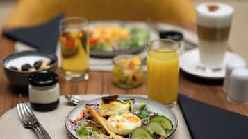 Colazione a buffet, servita tutte le mattine (16 EUR a persona)