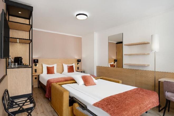 Ropa de cama hipoalergénica, minibar, caja fuerte y escritorio