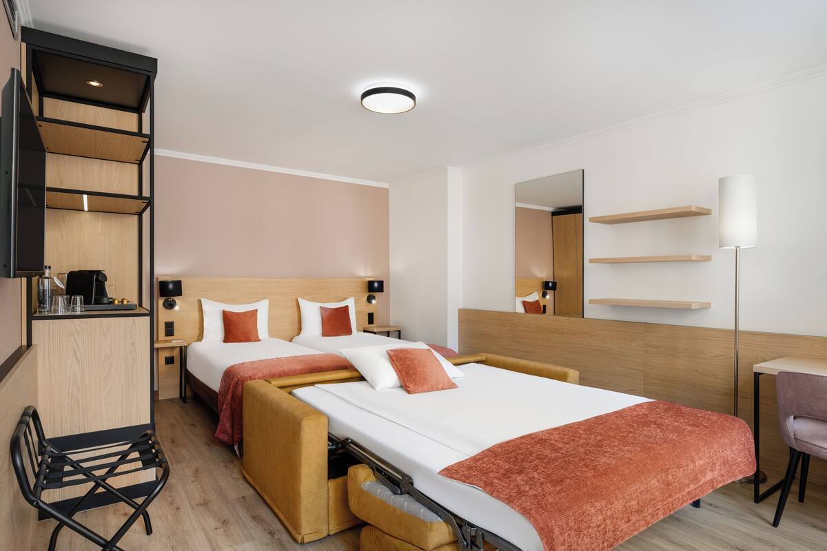 Comfort Triple Room | Hypo-allergenic bedding available, minibar, in-room safe, desk
