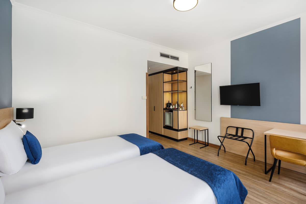 Deluxe Double or Twin Room | Hypo-allergenic bedding available, minibar, in-room safe, desk