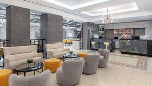A modern lobby with sofas, armchairs, and a reception desk. - Hotel Bristol Budapest (Budapest)