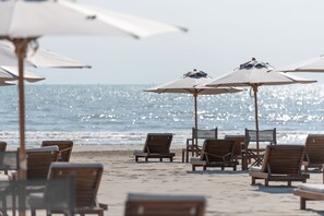 شاطئ خاص، كبائن على الشاطئ، مناشف للشاطئ، بار على الشاطئ
