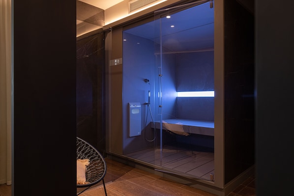 Sauna, hot tub, steam room, Turkish bath/hammam, body treatments