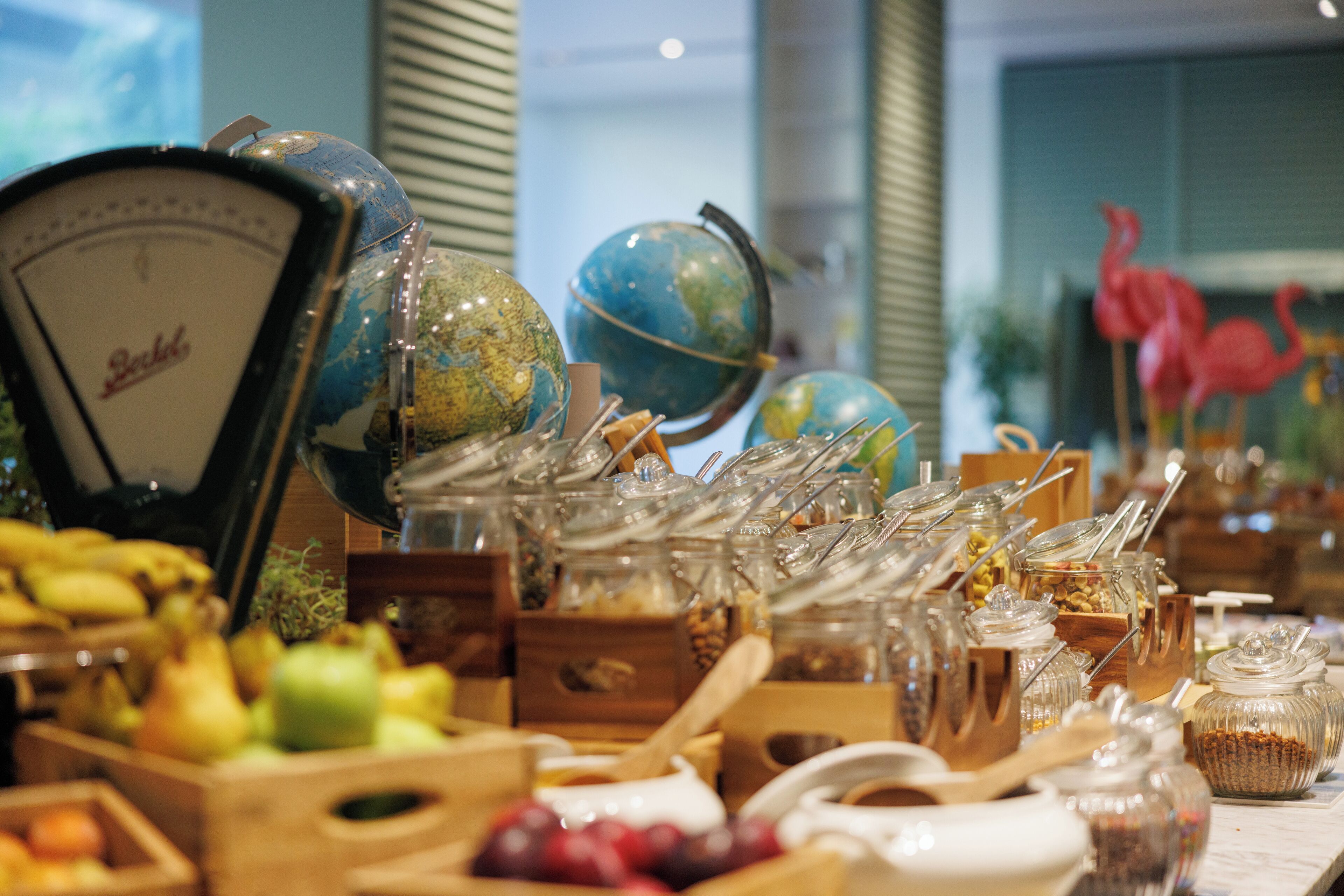 Una mesa de buffet con diversos alimentos y un reloj.