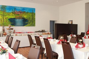Free daily buffet breakfast  - Hotel Aariana (Offenbach am Main)