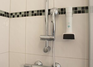 Shower, free toiletries, hair dryer, towels - Hotel Aariana (Offenbach am Main)