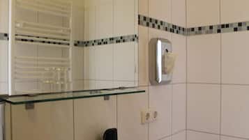 Dusche, kostenlose Toilettenartikel, Haartrockner, Handtücher