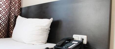 مكتب وأسرّة قابلة للطي وواي فاي مجانًا وملاءات أسرّة