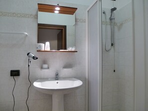 Shower, free toiletries, hair dryer, bidet - Hotel San Paolo (Ferrara)