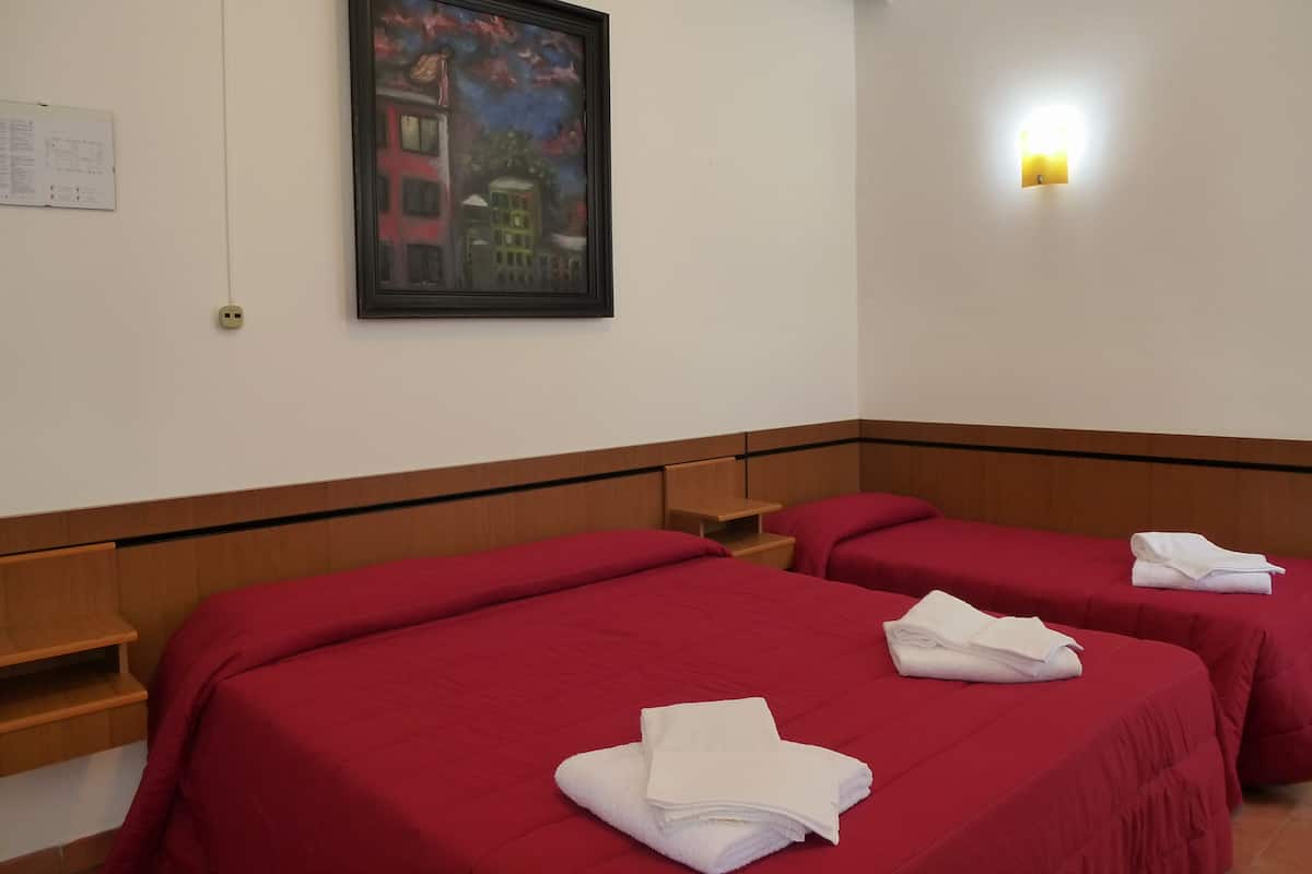 Habitación triple económica | Edredones de plumas, escritorio, camas supletorias y wifi gratis