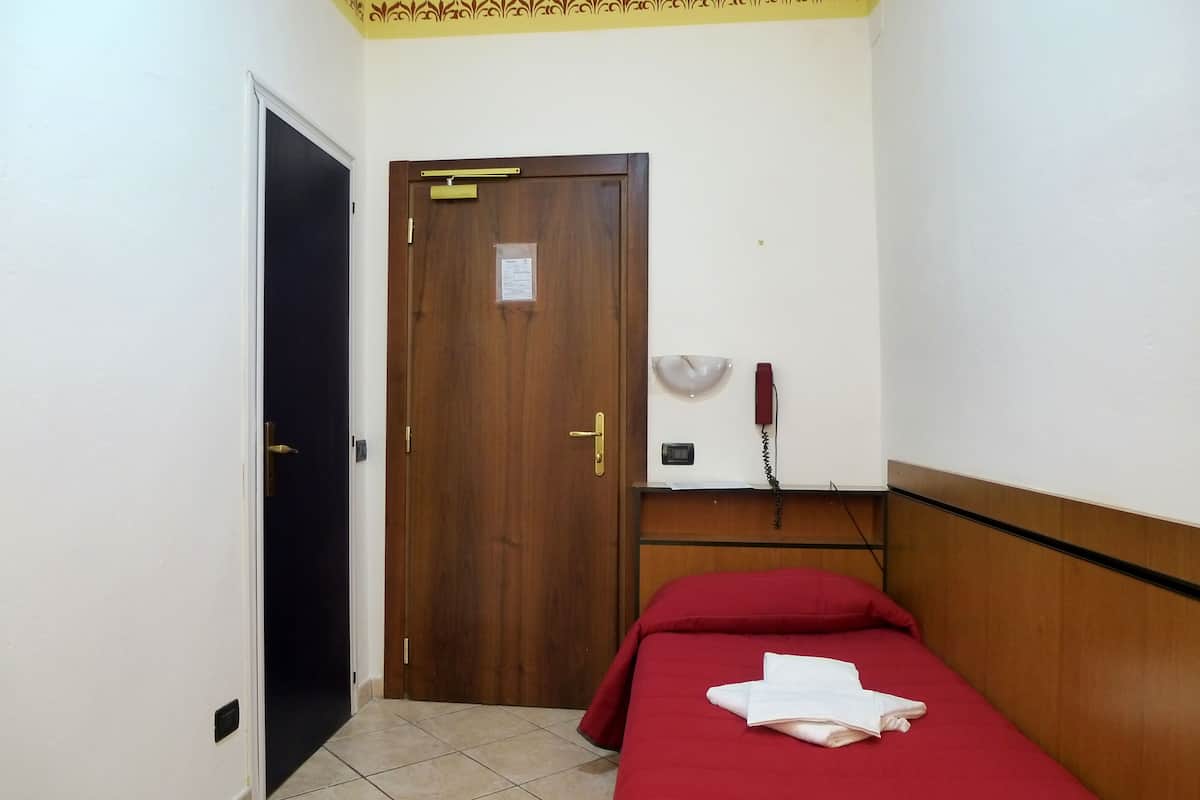 Habitación individual económica | Edredones de plumas, escritorio, camas supletorias y wifi gratis