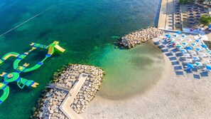 室外游泳池，池畔遮阳伞，日光浴躺椅