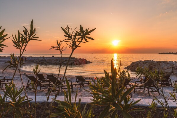 靠近海滩、免费海滩小屋、沙滩椅、海滩遮阳伞