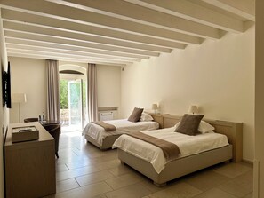 Dobbelt- eller tomannsrom – exclusive | Sengetøy av topp kvalitet, dundyner, minibar og safe på rommet