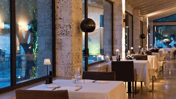 Serveert ontbijt, lunch, diner, Mediterrane gerechten, tuinzicht