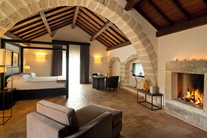 Ropa de cama de alta calidad, cubrecamas y minibar 