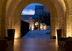 Fachada de la propiedad por la tarde o noche