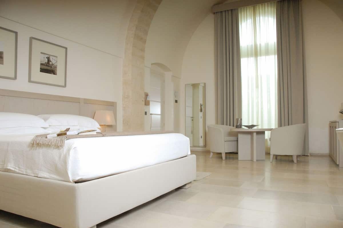 Premium bedding, down comforters, minibar, in-room safe
