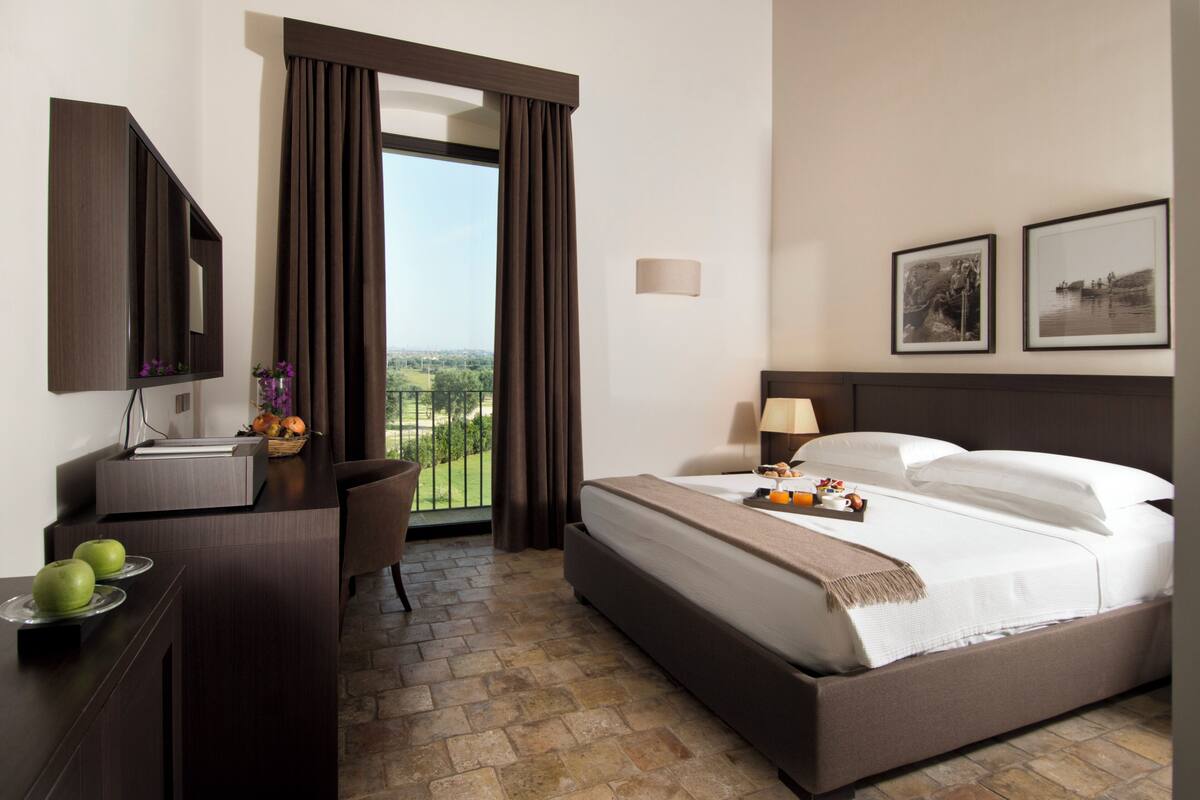 Premium bedding, down comforters, minibar, in-room safe