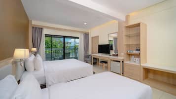 Grand Deluxe Triple Room With Balcony | Caja de seguridad en la habitación, escritorio y insonorización