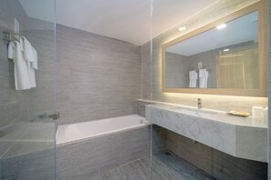 Shower, eco-friendly toiletries, hair dryer, bidet - Aonang Buri Resort (Krabi)
