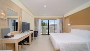 Grand Deluxe Room With Balcony | Safe på rommet, skrivebord, lydisolert og wi-fi (inkludert)
