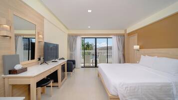 Grand Deluxe Room With Balcony | In-room safe, desk, soundproofing, free WiFi