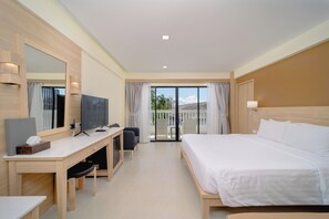 Grand Deluxe Room With Balcony | Una cassaforte in camera, una scrivania, insonorizzazione