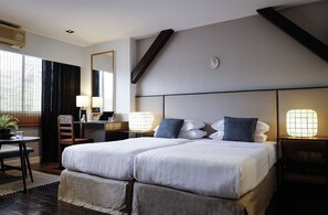 Ropa de cama de alta calidad y caja de seguridad en la habitación