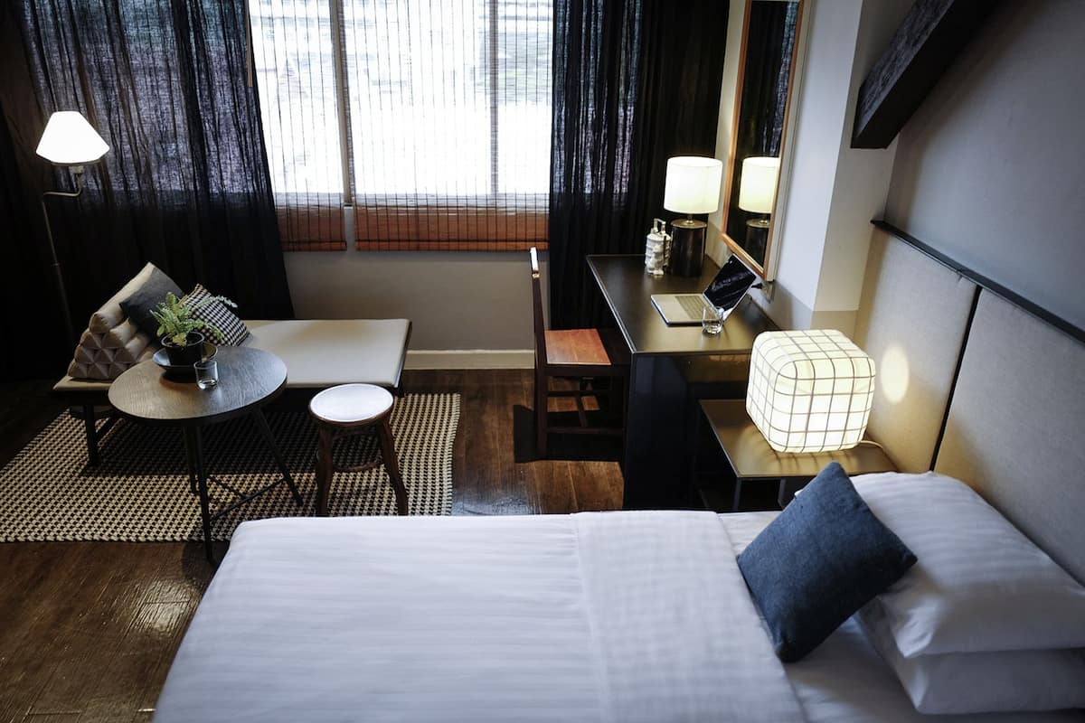Luxe beddengoed, een kluis op de kamer, een bureau