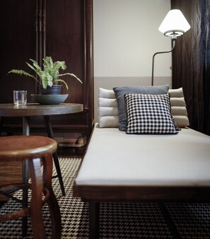 Ropa de cama de alta calidad y caja de seguridad en la habitación