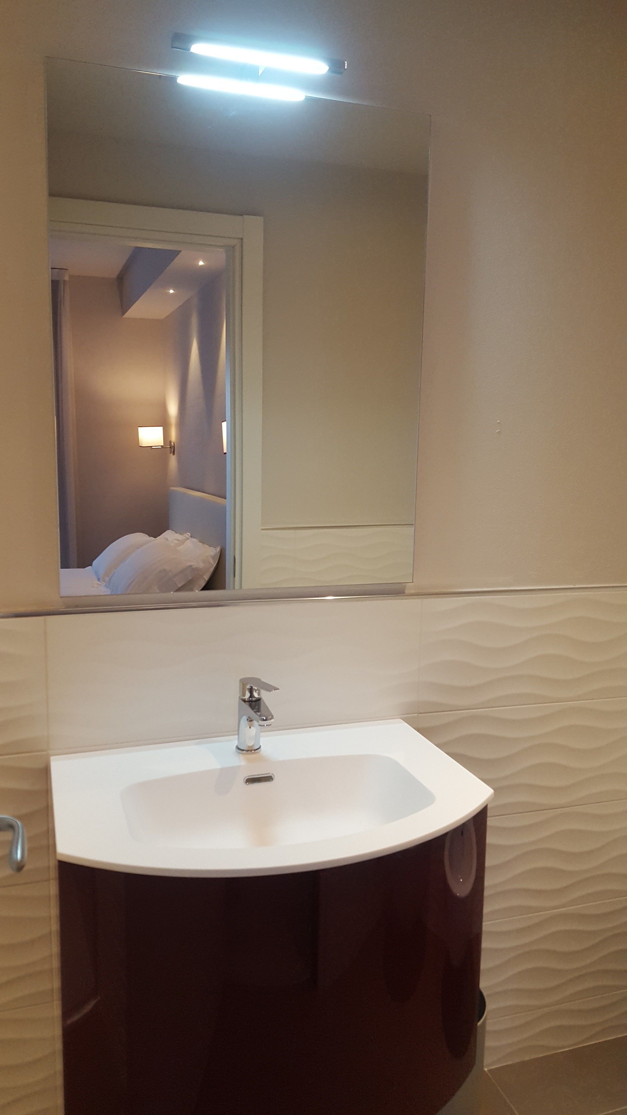 deluxe double or twin room, terrace | bathroom | shower, hair dryer, bidet, towels