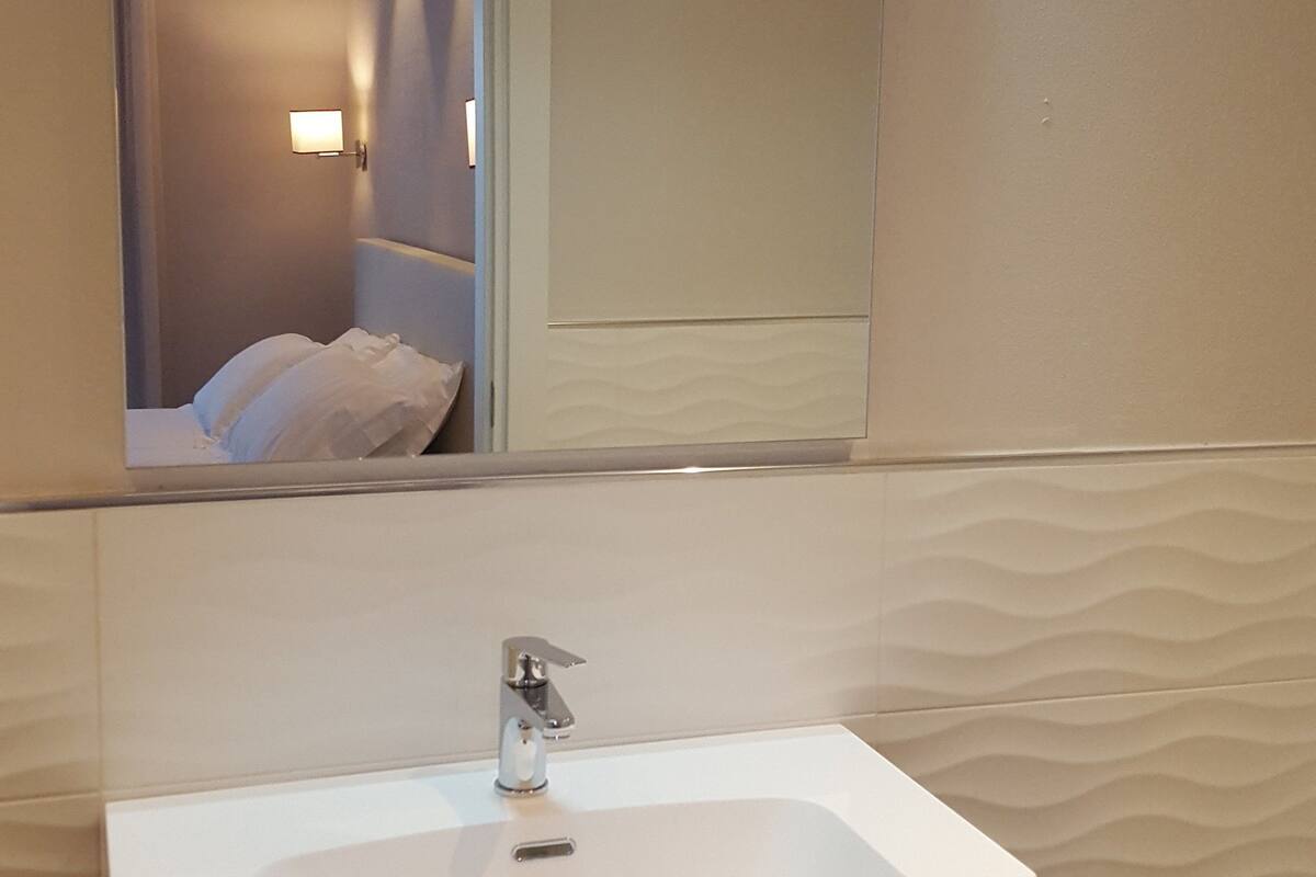 deluxe double or twin room, terrace | bathroom | shower, hair dryer, bidet, towels