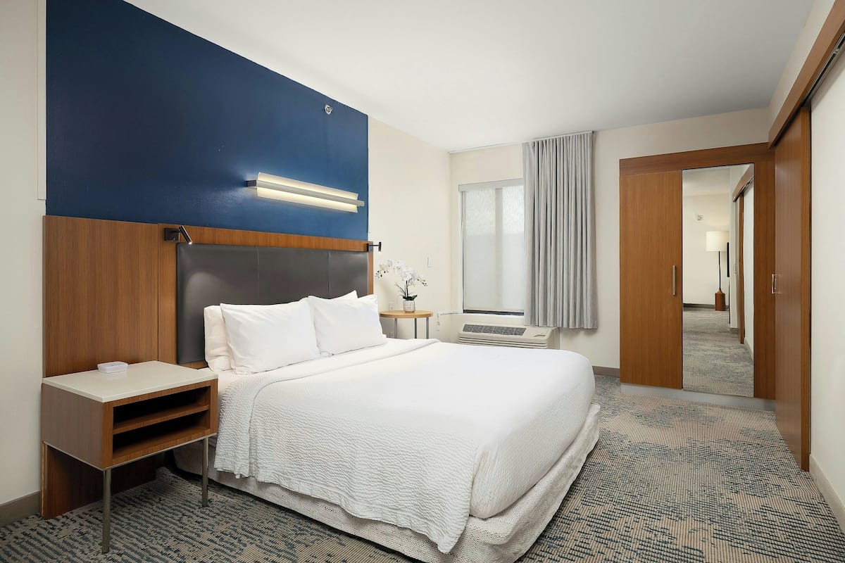 Suite, 1 cama King size y sofá cama, para no fumadores | Ropa de cama de alta calidad y escritorio