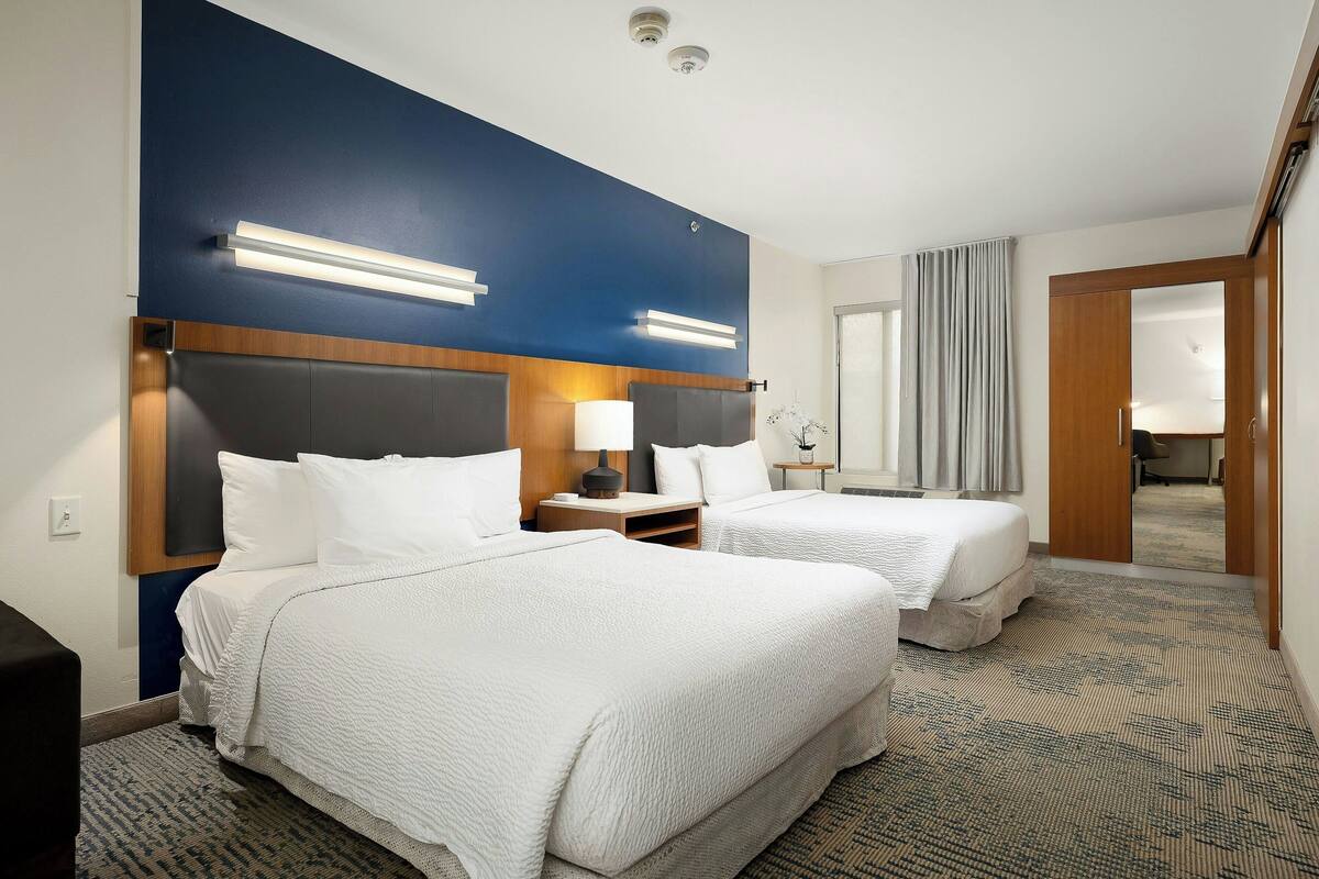Premium bedding, desk, iron/ironing board, WiFi (free)