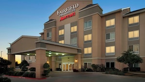 A Fairfield Inn & Suites Marriott hotel with a covered entrance, multiple floors, and a landscaped front yard.