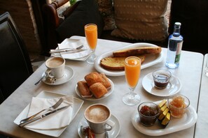 Inbegriffenes kontinentales Frühstück