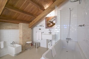 Kostenlose Toilettenartikel, Bidet, Handtücher