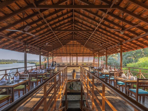 2 restaurants, breakfast, lunch served; local and international cuisine