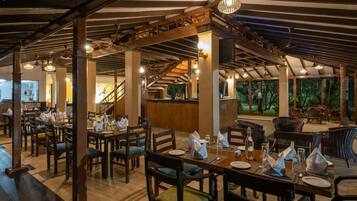 2 restaurants, breakfast, lunch served; local and international cuisine