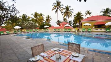 2 Restaurants, Frühstück, Mittagessen, lokale und internationale Küche