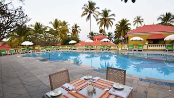 2 restaurants, breakfast, lunch served; local and international cuisine