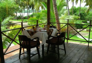 2 restaurantes, se sirve desayuno, cocina local e internacional 