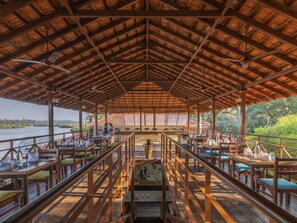 2 restaurantes; se sirven desayunos y cocina local e internacional
