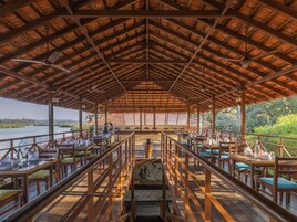 2 restaurantes: opção de café da manhã, almoço e jantar