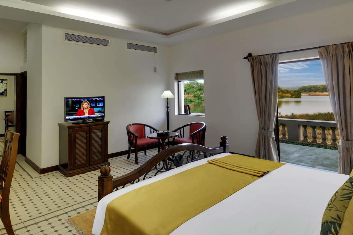 Suite Deluxe, 1 llit doble, vistes al riu (Cozy Sitout) | 1 dormitori, llençols de cotó egipci i roba de llit d'alta qualitat