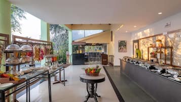 2 restaurants, breakfast, lunch served; local and international cuisine