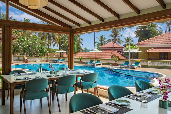 2 restaurants; breakfast, lunch, dinner and brunch served