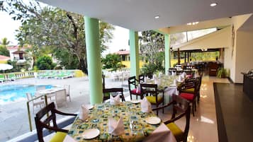 2 restaurants, breakfast, lunch served; local and international cuisine