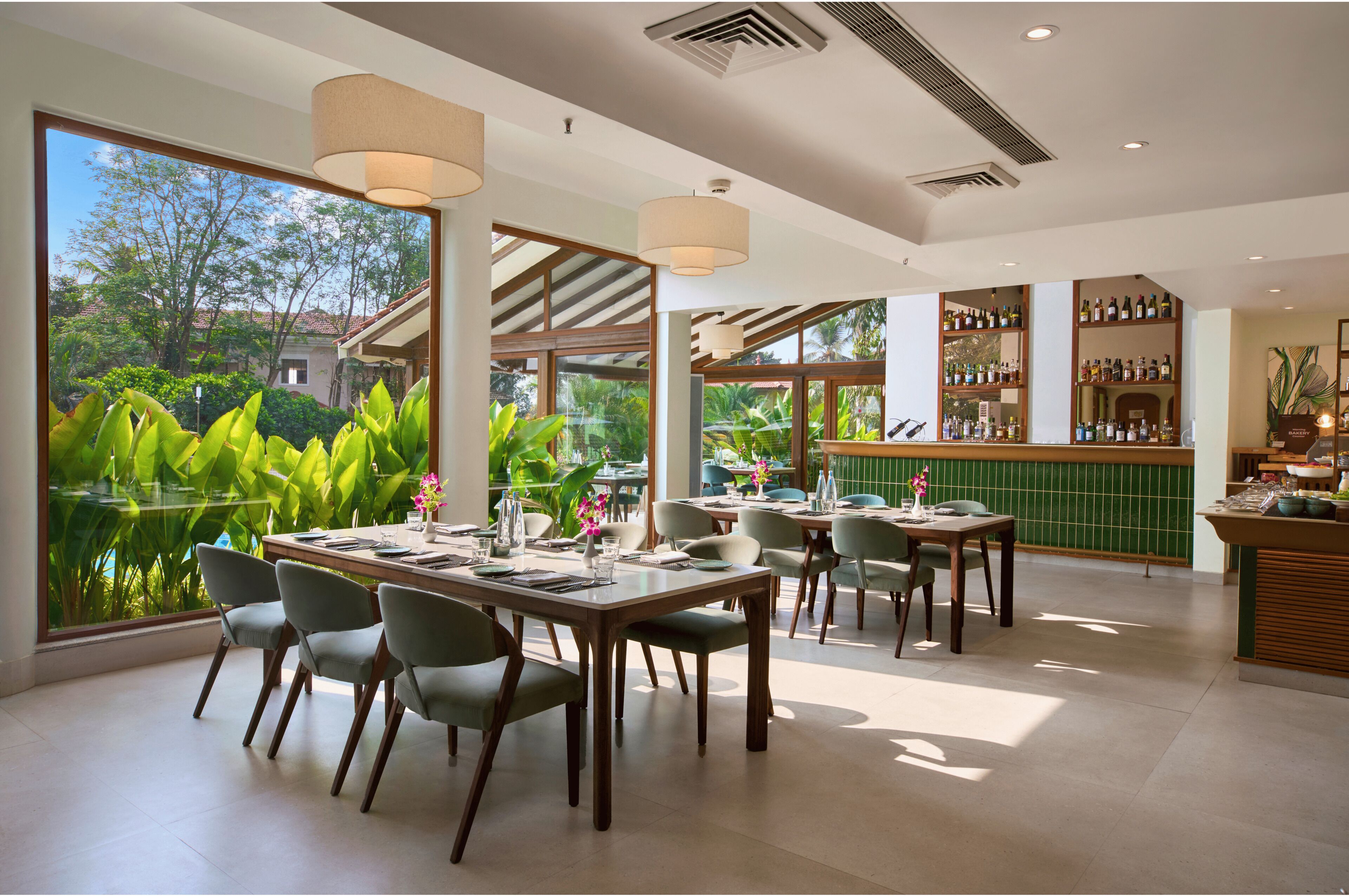 2 restaurants; breakfast, lunch, dinner, and brunch served